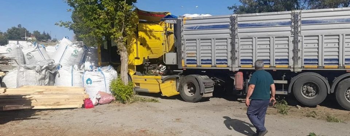 TIR İŞYERİNE DALDI