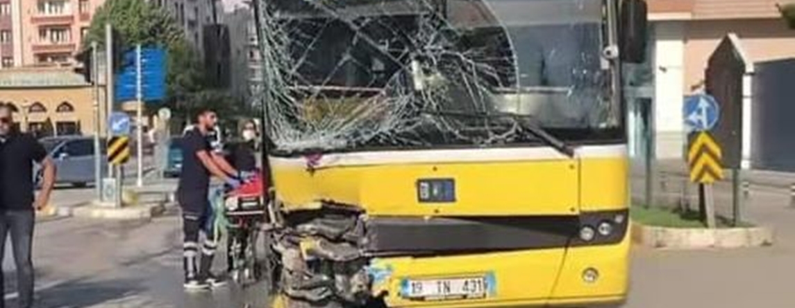 BELEDİYE OTOBÜSÜ KAZA YAPTI
