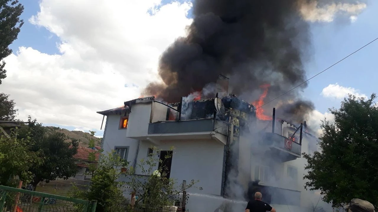 Köy evi alev alev yandı