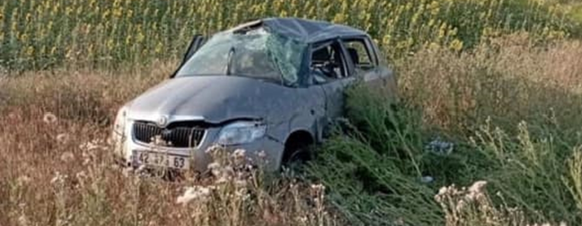 OTOMOBİL TARLAYA UÇTU: 2 ÖLÜ, 2 YARALI