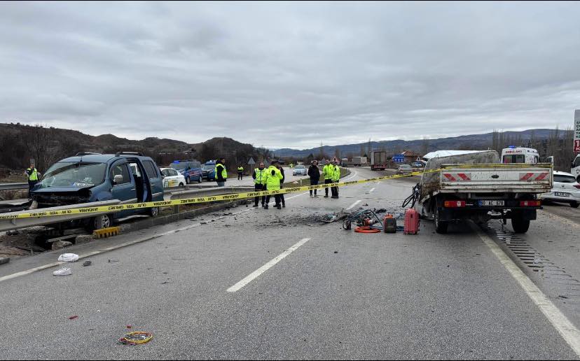 OSMANCIK'TA FECİ KAZA: 2 ÖLÜ, 5 YARALI