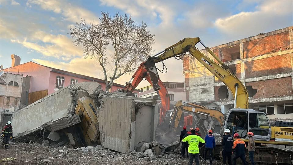 KEPÇE OPERATÖRÜ ENKAZ ALTINDA KALDI