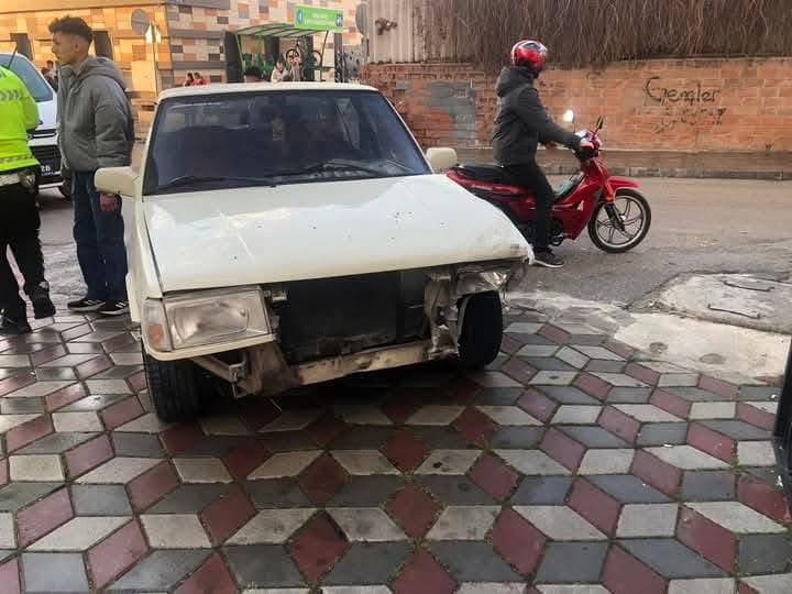 KONTROLDEN ÇIKAN ARAÇ DUVARA ÇARPTTI