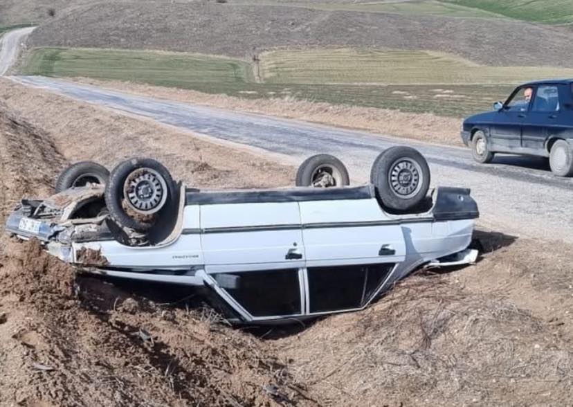 DÜZ YOLDA TAKLA ATTI, 6 KİŞİ YARALANDI 