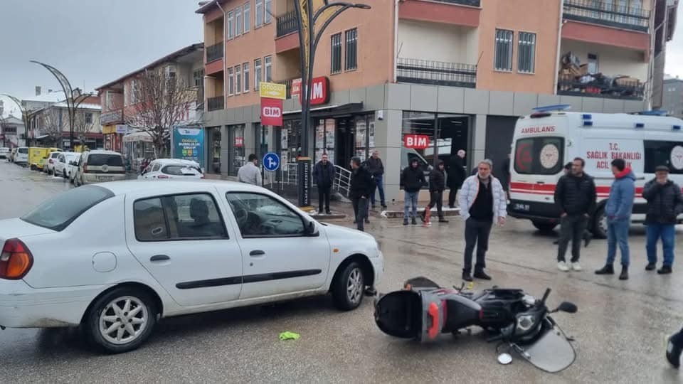 OTOMOBİL İLE MOTOSİKLET ÇARPIŞTI