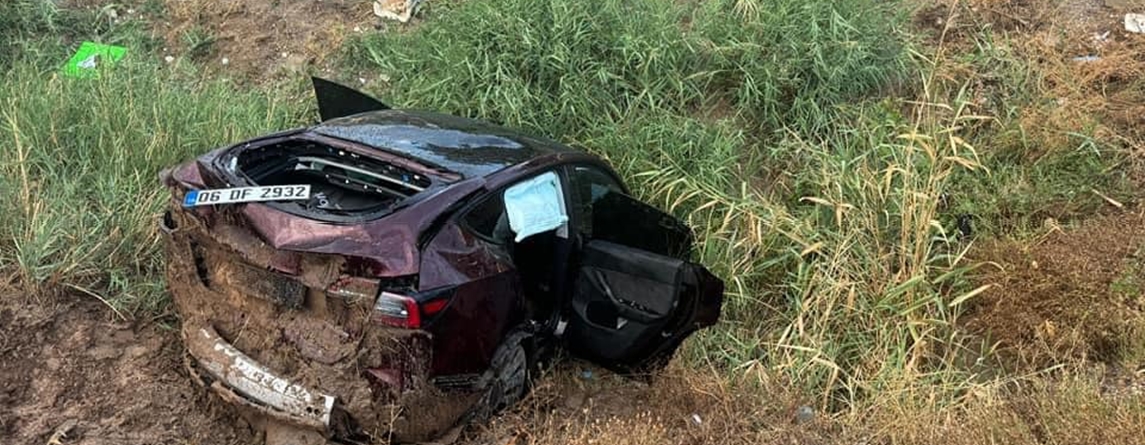 OTOMOBİL DEVRİLDİ SÜRÜCÜ YARALANDI