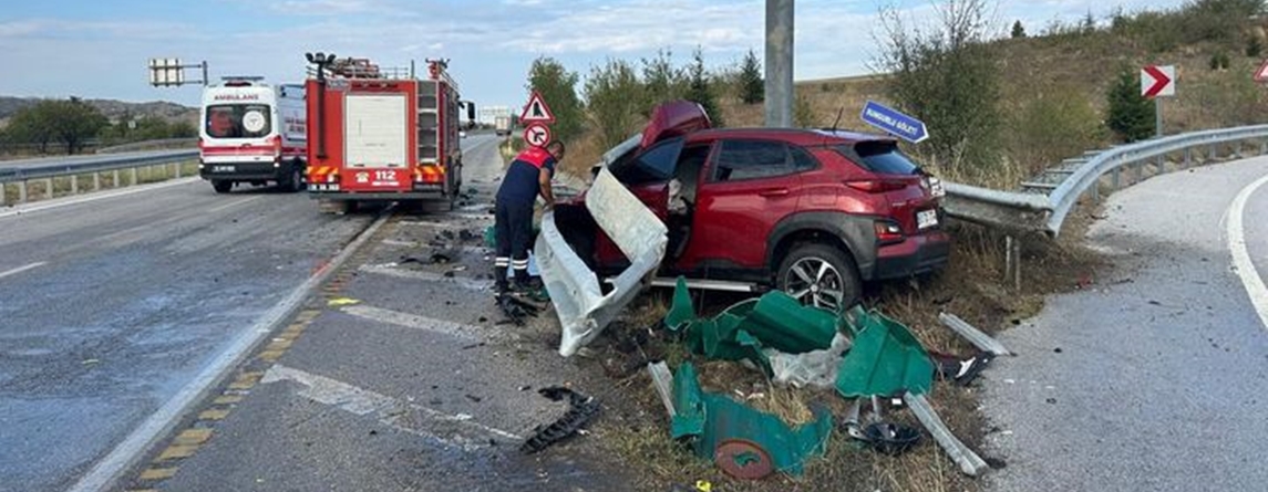 OTOMOBİL BARİYERE ÇARPTI,  SÜRÜCÜ ÖLÜMDEN DÖNDÜ!