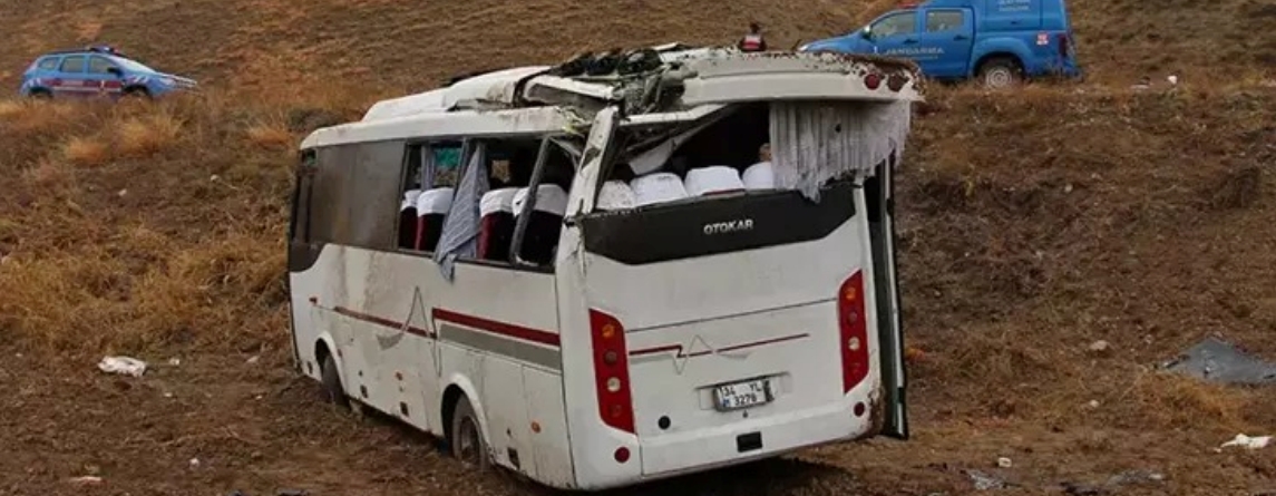 CENAZEYE GELENLERİ TAŞIYAN MİNİBÜS DEVRİLDİ: 29 YARALI 