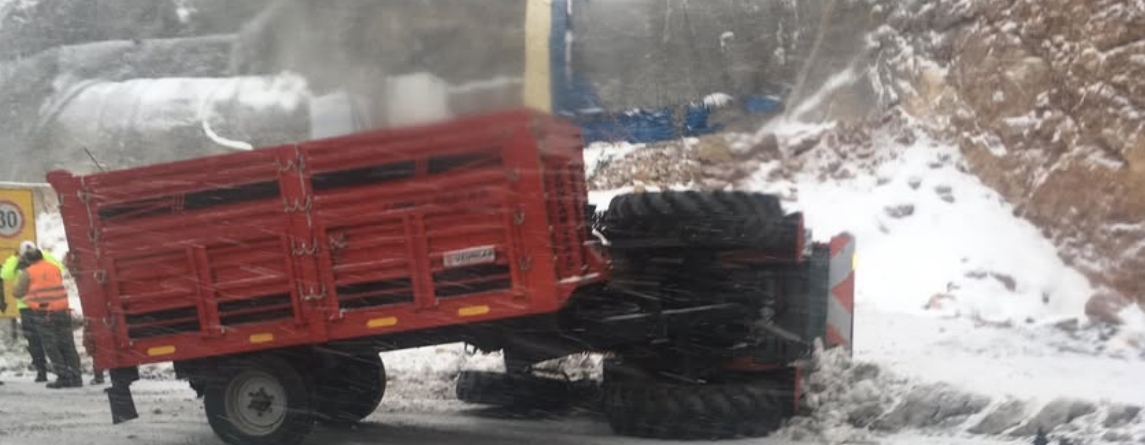 KIRKDİLİM'DE TRAKTÖR DEVRİLDİ