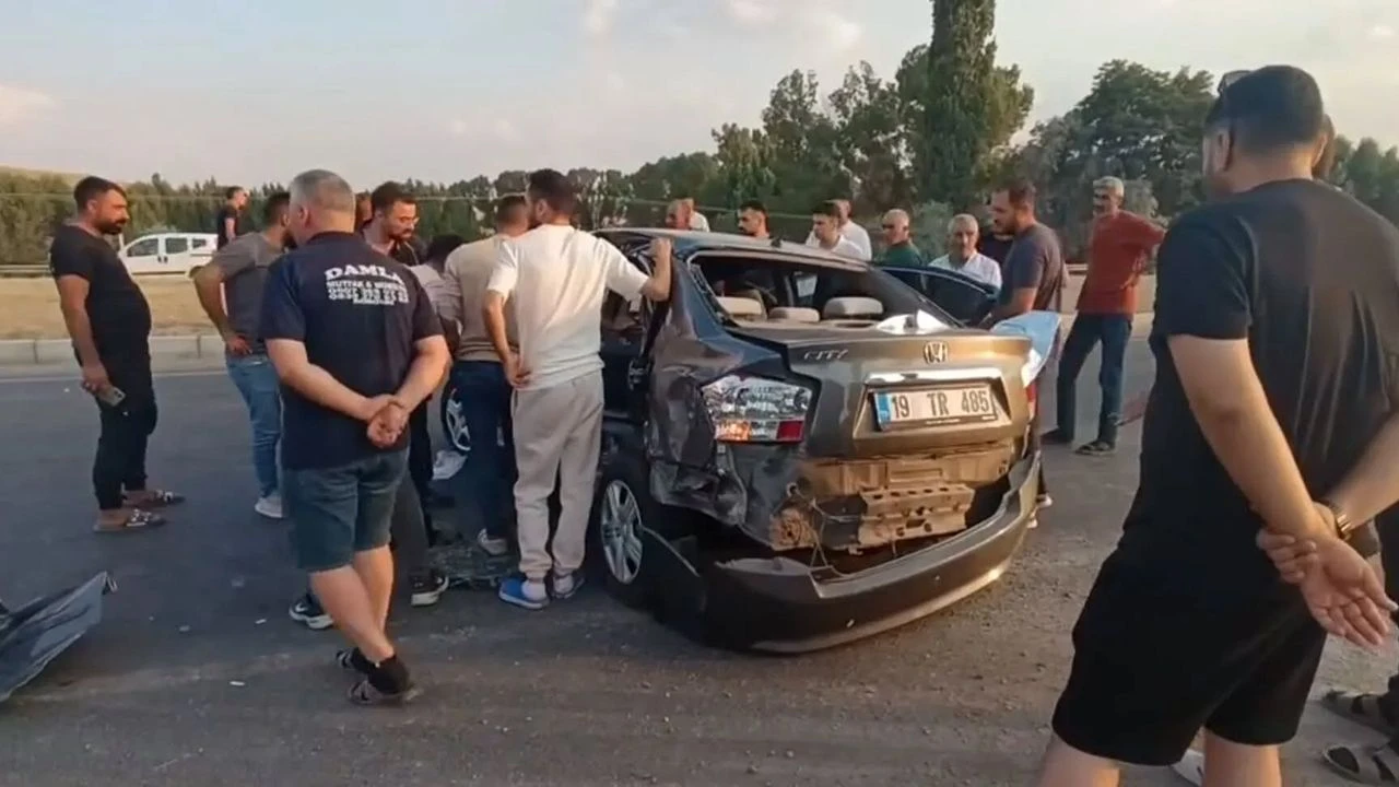 Ambulansla otomobil çarpıştı