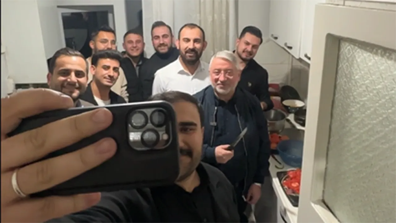 Belediye başkanından öğrencilere sahur sürprizi: Mutfağa girdi, menemeni pişirdi!