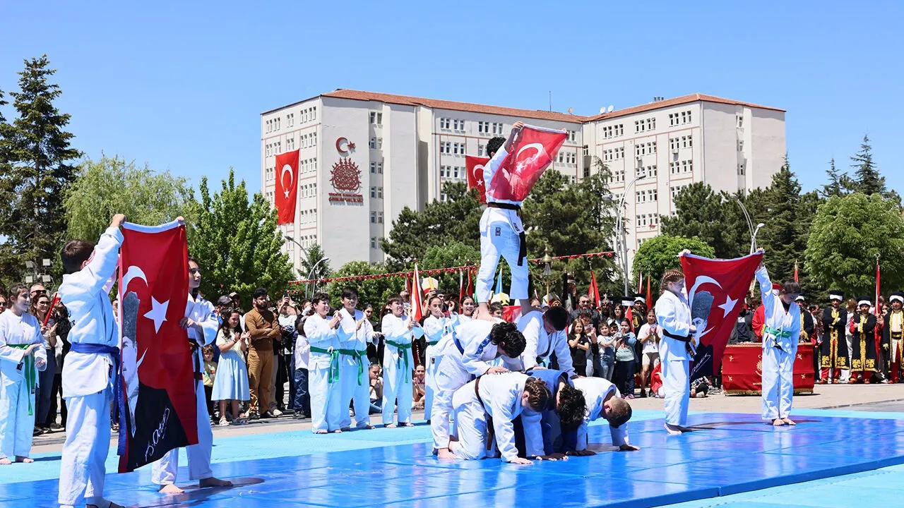 Çorum'da 19 Mayıs coşkusu Kadeş Meydanı'nı sardı