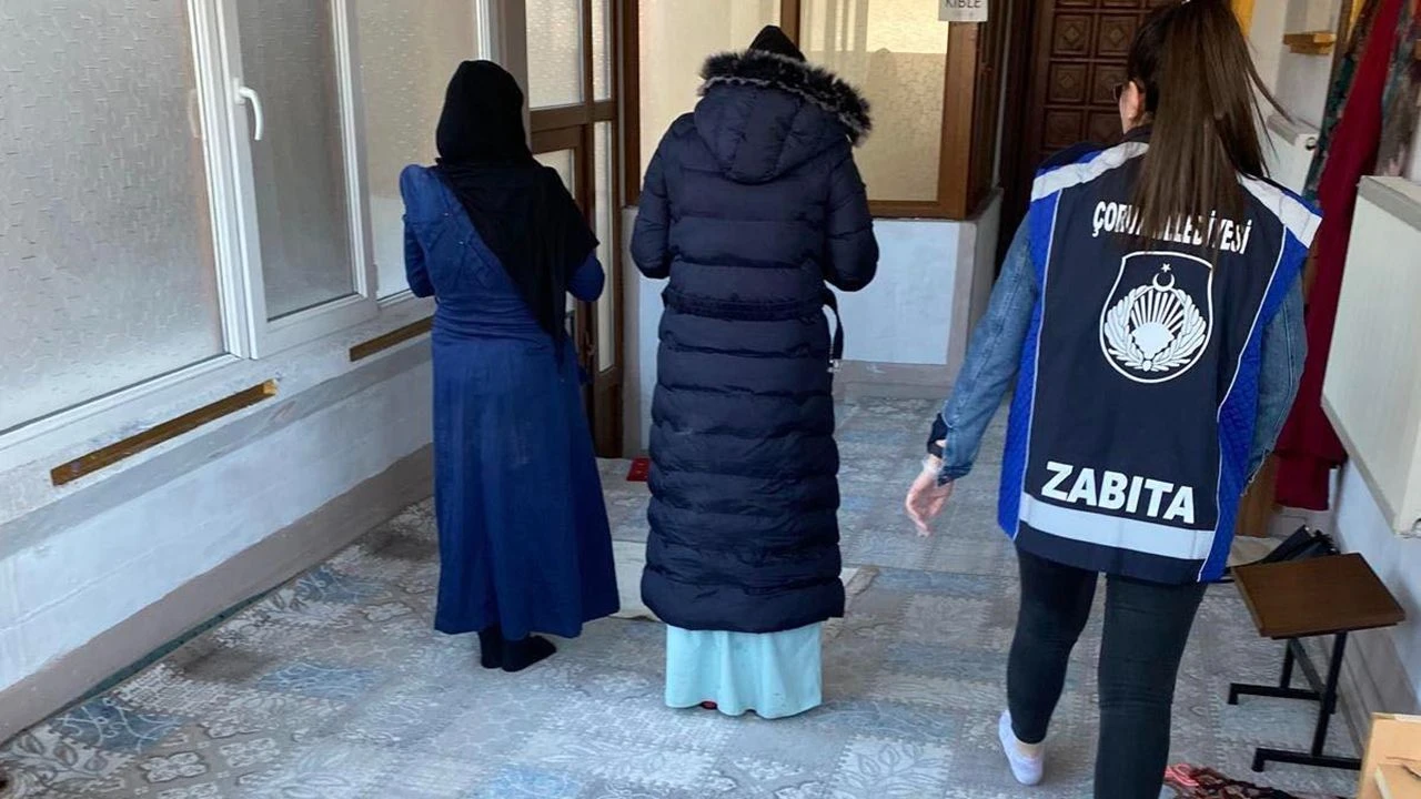 Çorum'da Zabıtayı gören dilenciler camiye kaçıp namaza başladı