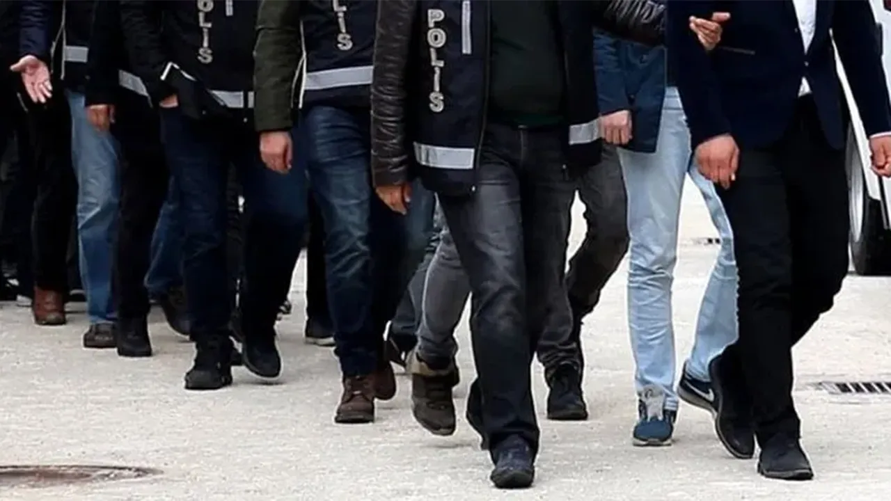 Ruhsatsız silahlar ve uyuşturucu ele geçirildi