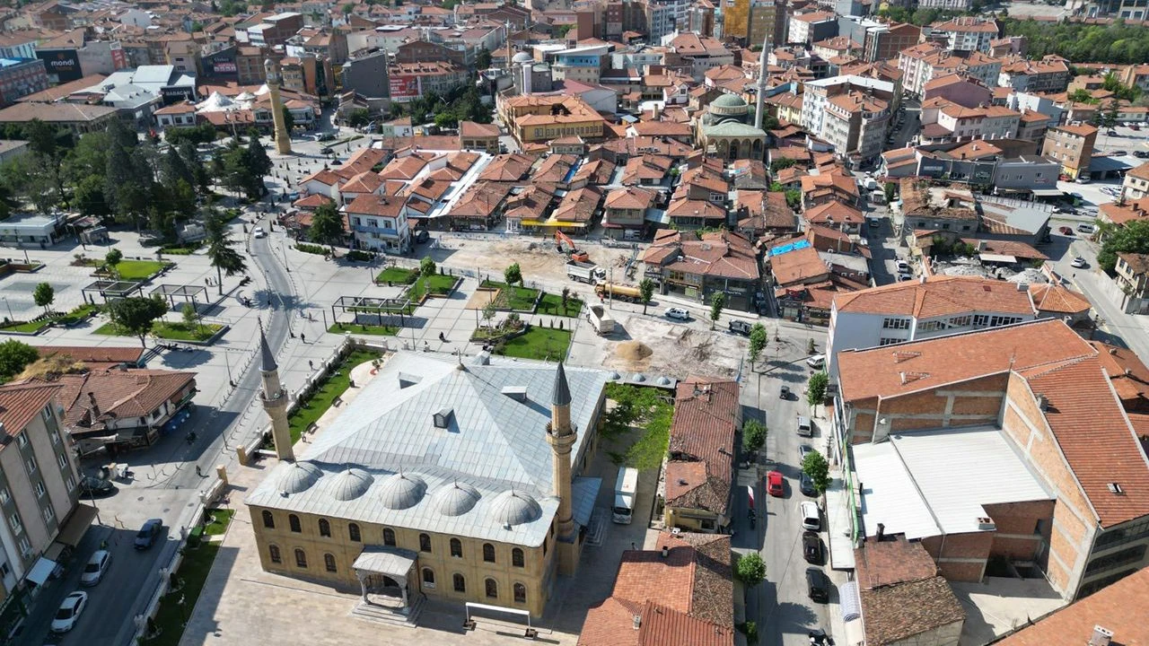 Tarihe nefes, şehre yeni yüz! Ulu Cami yanı meydan oluyor