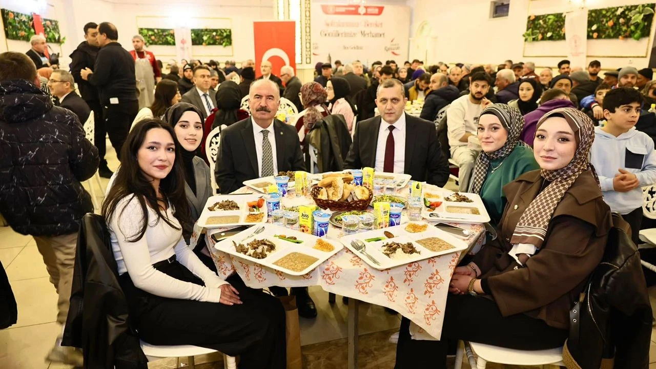 Çorum Valisi Çalgan ve Başkan Aşgın geleneksel iftarda vatandaşlarla buluştu