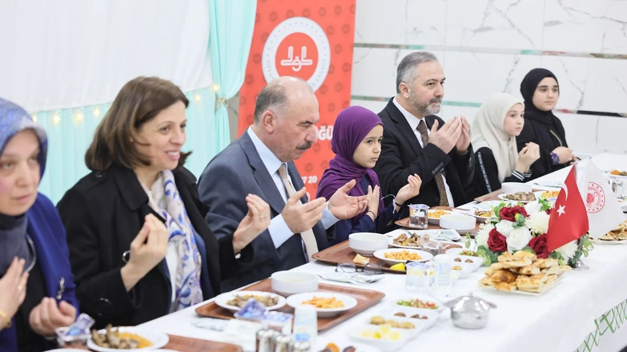 Çorum Valisi Ali Çalgan, Kur'an Kursu öğrencileriyle iftarda buluştu